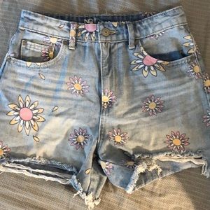 Flower patterned, No Boundaries Jean shorts